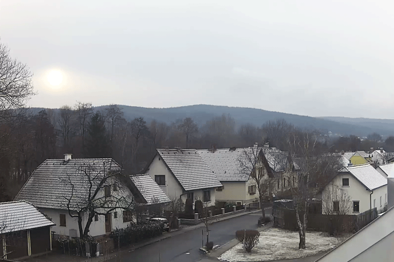 Blick auf unsere Umgebung - Häuser am Mühlbach und die Rosalia - Screenshot-Foto vom 31. Jänner 2021 © JoSt